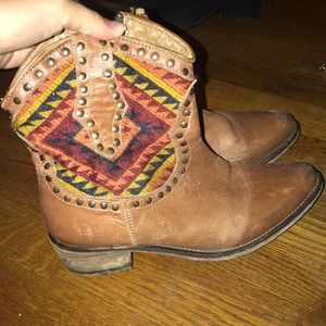 Cute Steve Madden embroidered short cowboy boots